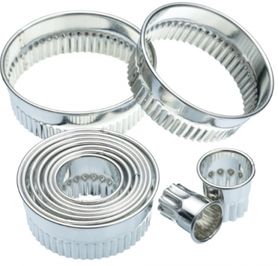 KitchenCraft Eleven Round Plain Pastry Cutters With Metal Storage Tin - Fluted